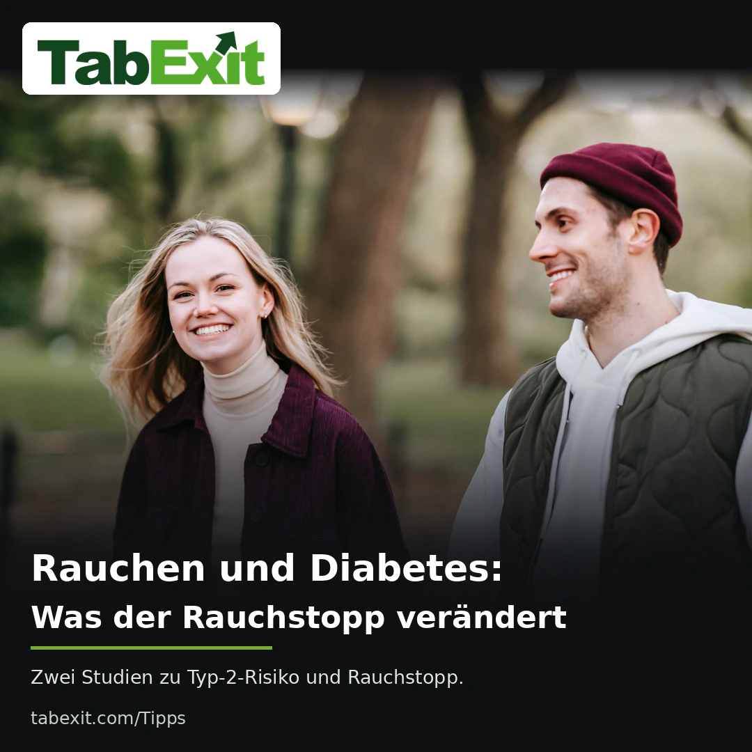 Lächelndes Paar beim Spaziergang im Herbstpark